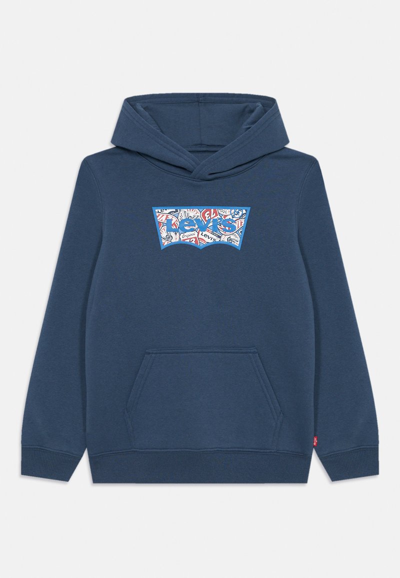 Mørkeblå hettegenser laget av bomull, med en frontlomme i kenguru-stil og en fargerik grafisk Levi's logo-patch på brystet.
