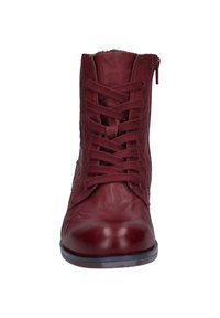 Botín de cuero rojo hasta el tobillo con punta redonda, cordones centrales y cremallera lateral. Textura suave con un acabado brillante.