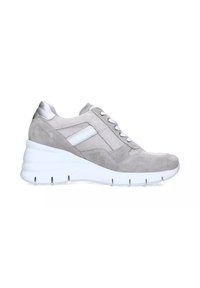 Sneaker con zeppa in suede grigio, con accenti e lacci in rete bianca, dotata di una spessa suola in gomma bianca e un colletto imbottito per il comfort.