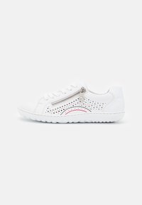 Baskets en cuir blanc avec un design perforé, fermeture éclair latérale et accents rouges. Elles disposent d'une semelle en caoutchouc texturé pour une meilleure adhérence.