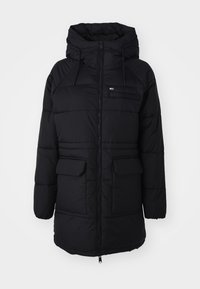 Czarny ocieplany płaszcz zimowy z kapturem, z przodem na zamek, kapturem ze sznurkiem, kieszenią na piersi oraz dwiema dużymi kieszeniami z klapką na wysokości pasa.