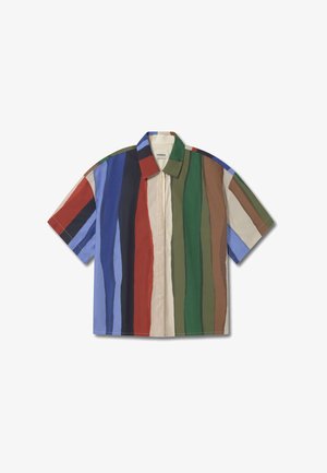 Chemise à manches courtes avec des boutons, présentant des rayures verticales en bleu, vert, rouge, beige et marron. Fabriquée en tissu léger avec une coupe décontractée.