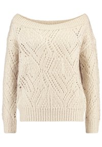 Sweter w kolorze śmietankowym, noszony na odkrytych ramionach, wykonany z dzianiny z teksturowanym wzorem w diamenty, z prążkowanymi mankietami i dołem, charakteryzujący się otwartą strukturą dzianiny.