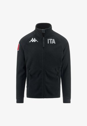 Giacca in pile nera con colletto alto, chiusura con zip, tasche laterali, caratterizzata dal logo Kappa bianco e il testo "ITA", con dettagli rosso e bianco sulla manica.