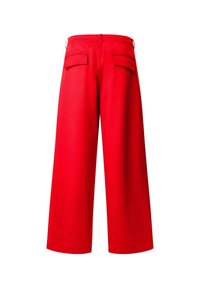 Pantaloni a gamba larga rossi con una texture liscia, dotati di una vita alta, due tasche posteriori e un design minimalista.