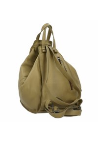 Borsa a tracolla in pelle beige con doppio manico, tracolla regolabile e tasca laterale con zip visibile, su uno sfondo bianco.