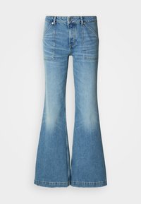 Jeans de ganga azul claro com corte flare e cintura alta. Apresentam dois bolsos frontais e um padrão desbotado ao longo das pernas. A bainha está ligeiramente desfiada.
