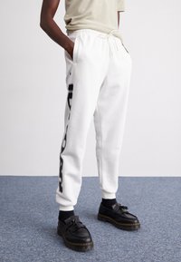 Jordan UNISEX mleczny