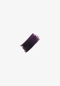 Djup lila sminkprov med en texturerad finish. Bred, oregelbunden applicering på en vit bakgrund, som framhäver den rika färgen och glansen.