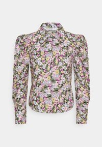 Blouse florale avec des manches bouffantes longues, un col pointu et un devant boutonné. Le tissu présente un motif floral multicolore sur un fond sombre.