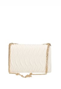 Borsa a tracolla bianca trapuntata con motivo a onda, decorata con una tracolla in catena dorata. Forma rettangolare, superficie liscia e design minimalista.