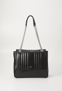 Schwarze Handtasche aus Kunstleder mit gestepptem Vorderdesign, silberner Kettenriemen und Logoakzent. Glatte Textur und rechteckige Form.
