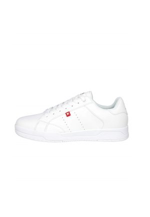 Zapatillas de cuero blancas con punta redonda, cordones planos, pequeño logo rojo y detalles perforados en los laterales. Suela de goma texturizada.