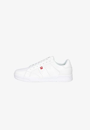 Zapatillas de cuero blancas con punta redonda, cordones planos, pequeño logo rojo y detalles perforados en los laterales. Suela de goma texturizada.