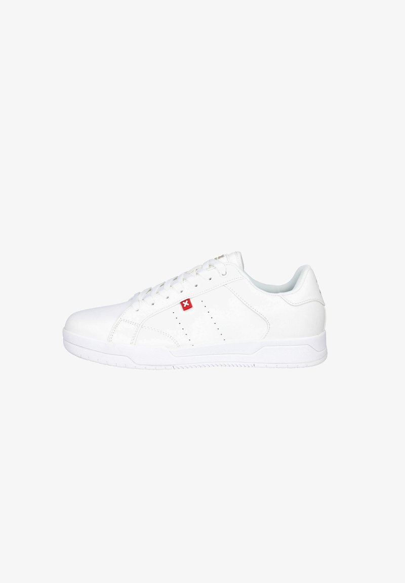 Zapatillas de cuero blancas con punta redonda, cordones planos, pequeño logo rojo y detalles perforados en los laterales. Suela de goma texturizada.