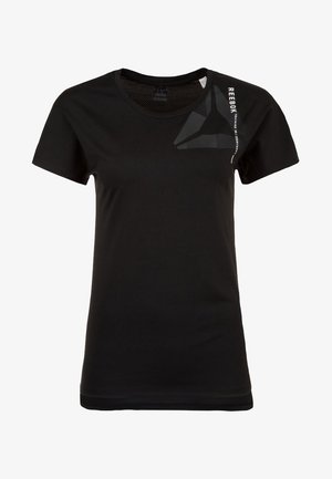 Czarna sportowa koszulka Reebok z krótkim rękawem, z małym geometrycznym logo i napisem na górnej lewej części klatki piersiowej, blisko ramienia.
