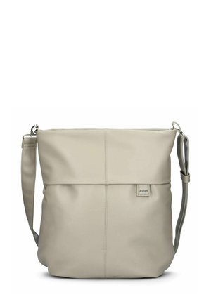 Beige Leder-Schultertasche mit einem umklappbaren Deckel, einer vorderen Naht, einem Logopatch und einem grauen verstellbaren Riemen. Glatte Textur und minimalistisches Design.