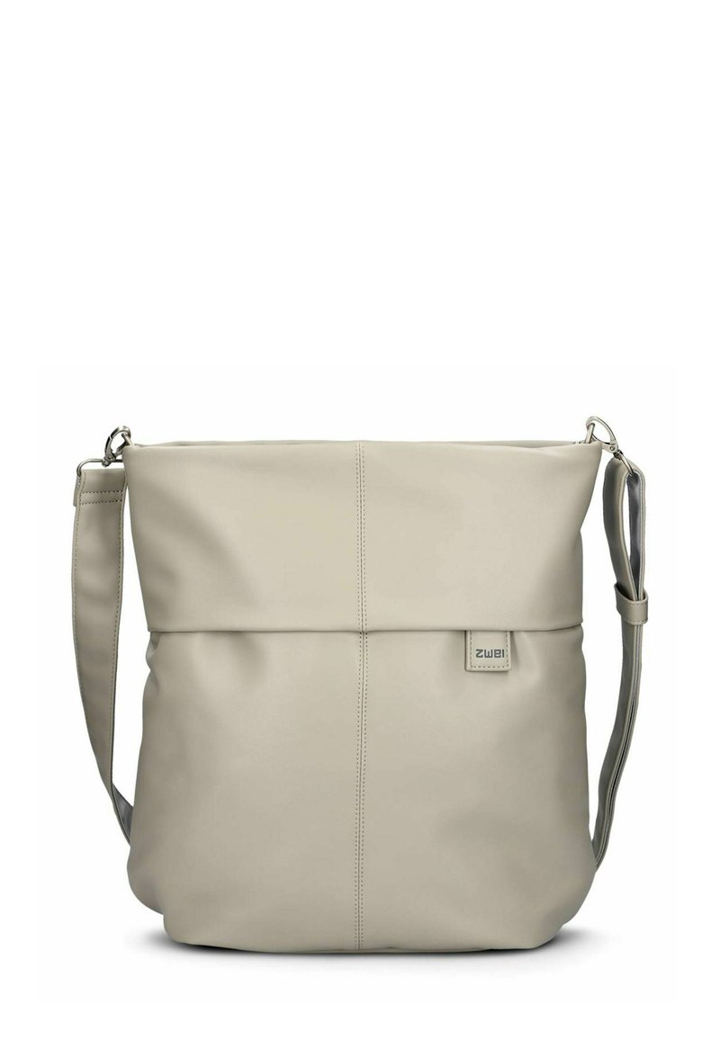 Borsa a spalla in pelle beige con apertura a ribalta, cucitura frontale, patch con logo e tracolla regolabile grigia. Texture liscia e design minimalista.