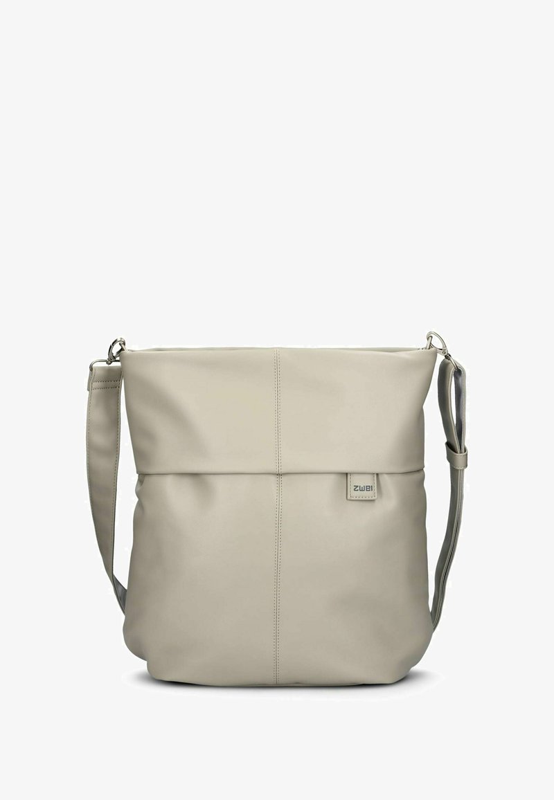 Borsa a spalla in pelle beige con apertura a ribalta, cucitura frontale, patch con logo e tracolla regolabile grigia. Texture liscia e design minimalista.