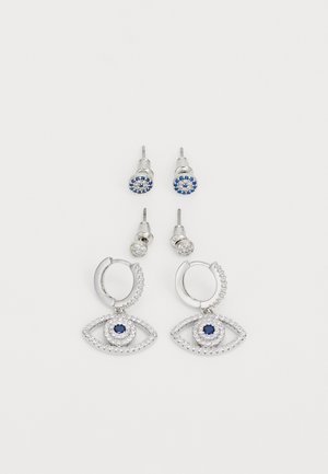 Srebrne kolczyki w kształcie kropli z akcentami niebieskich kamieni szlachetnych. Zawierają kolczyki na wkręty z okrągłymi wzorami z niebieskich i przezroczystych kamieni.