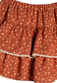 Ker skirt berlapis dalam kain karat dengan pola bunga halus dan aksen putih kecil, dilengkapi dengan ruffle renda di bagian bawah. Desain berpola dan mengumpul.