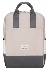 Beige és sötétszürke hátizsák, két felső fogantyúval, cipzáras záródással és oldalzsebekkel. Tartós anyagból készült, logófolttal.