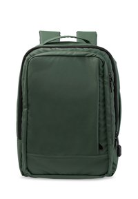 Mochila de tela verde con respaldo acolchado, correas dobles para los hombros, asa superior y bolsillo frontal con cremallera. Presenta una textura suave y un diseño minimalista.