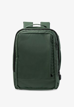 Mochila de tela verde con respaldo acolchado, correas dobles para los hombros, asa superior y bolsillo frontal con cremallera. Presenta una textura suave y un diseño minimalista.