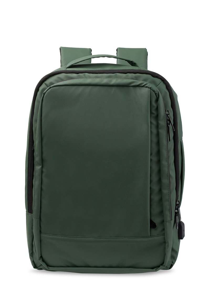Mochila de tela verde con respaldo acolchado, correas dobles para los hombros, asa superior y bolsillo frontal con cremallera. Presenta una textura suave y un diseño minimalista.
