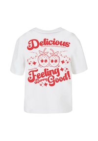 Hvid bomulds t-shirt med rød tekst og grafik. Designet inkluderer smilende jordbærkarakterer og sætningerne: "Lækkert" og "Fornemmer mig berry godt!"
