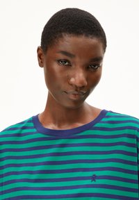 Striped T-shirt in green and navy, featuring a round neck, short sleeves, and a small embroidered logo on the chest. Cotton material.