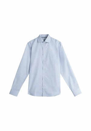 Lichtblauw overhemd voor heren met lange mouwen en witte verticale strepen, met knopen aan de voorkant en een klassieke kraag, tegen een witte achtergrond.