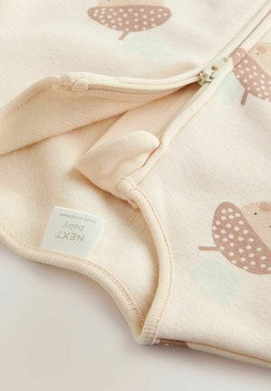 Pyjama de bébé en tissu rose doux avec des motifs de glands en marron et crème. Comprend une fermeture éclair et un intérieur texturé doux.