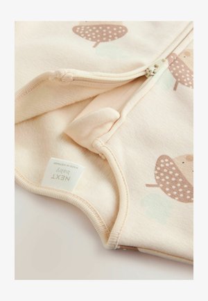 Babyslaappak van zacht roze stof met eikeltjespatronen in bruin en crème. Inclusief een ritsluiting en een zachte, gestructureerde binnenkant.
