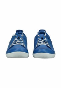 Niebieskie skórzane trampki z białymi teksturowanymi gumowymi podeszwami, zaokrąglonym noskiem i białymi sznurowadłami z metalowymi końcówkami do zapięcia.