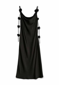 Černé šaty bez rukávů s drapovaným designem, zdobené texturovanou látkou a černými květinovými akcenty na průhledných ramínkách. Hladká, plynulá silueta.