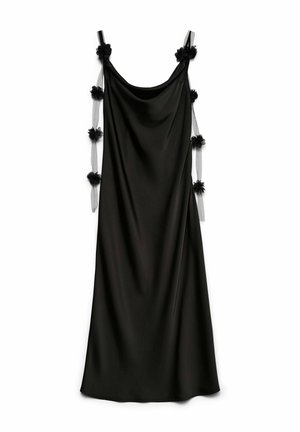 Melnas bezrokains kleita ar drapētu dizainu, tēlotu audumu un melniem ziedu akcentiem caurspīdīgās lencēs. Gluda, plūstoša siluets.