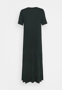 Robe noire à manches courtes, longueur cheville, avec une silhouette droite, présentant des fentes latérales pour plus de facilité de mouvement. Tissu doux et design minimal.