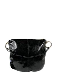 Zwarte leren tas met een zachte, glanzende textuur. Voorzien van een ritssluiting, twee ronde metalen accenten en een schouderband.