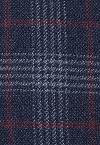 Granatowa tkanina w kratę z teksturowanym splotem, z białymi i czerwonymi akcentami, tworząca wzór w siatkę z drobnymi detalami i głębią.