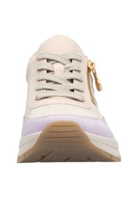 Beige Wildledersneaker mit Schnürsenkeln, goldfarbener Reißverschluss-Akzent, Lavendel-Panel nahe der Sohle und strukturiertem Gummilaufsohle. Flache, abgerundete Zehenform.