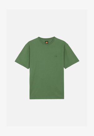 Camiseta lisa verde de manga corta con cuello redondo y pequeño logo de elefante bordado en el lado izquierdo del pecho.