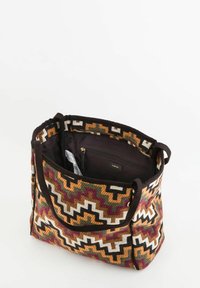 Tragetasche mit mehrfarbigem Zickzackmuster in den Farbtönen Rot, Orange, Grün und Weiß. Verfügt über dunkle Griffe und eine innere Reißverschlusstasche.