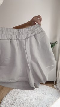 Svijetlosivi šorts izrađeni od mekog materijala, sa elastičnom trakom u struku i bočnim nabora. Logo „PEGADON“ otisnut je na donjem lijevom dijelu nogavice.