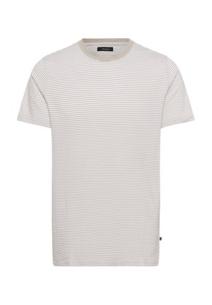 T-shirt z krótkim rękawem z cienkimi poziomymi beżowymi i białymi paskami, okrągły dekolt, rozłożony na białym tle.