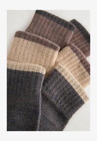 Sélectionné, beige brown