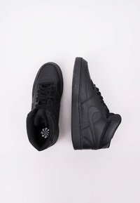 Sneakers alte neri in pelle texturizzata, con dettagli perforati, lacci neri e una suola in gomma solida.