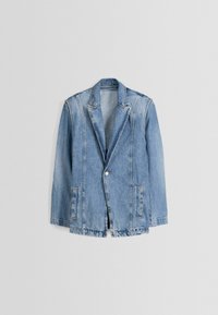 Světle modrý denimový blejzr s jedním knoflíkem, klopovými límci a dvěma předními kapsami. Obsahuje šité švy a surový lem.