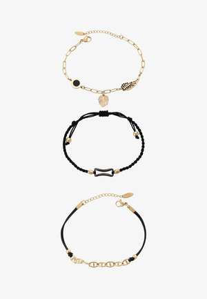 Trei brățări: un lanț auriu cu pandantive cerc negre și frunze, o sfoară împletită neagră cu un mărgea centrală neagră și aurie, o sfoară neagră cu zale de lanț aurii.