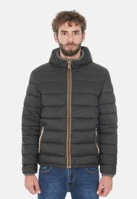 Giacca a vento nera con cappuccio, dotata di una zip centrale con accenti colorati e tasche laterali. Design trapuntato e texture traforata.